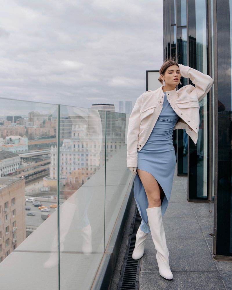 Бомбер из вельвета молочный