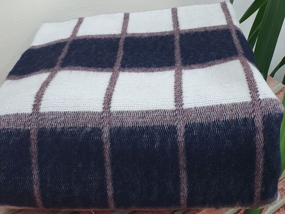 Одеяло полушерстяное "ВВ. БЕЛО-СИНЕ-КОРИЧНЕВАЯ КЛЕТКА" ОПШ-1, 50% шерсть, плотность 400 г/м2, Россия.