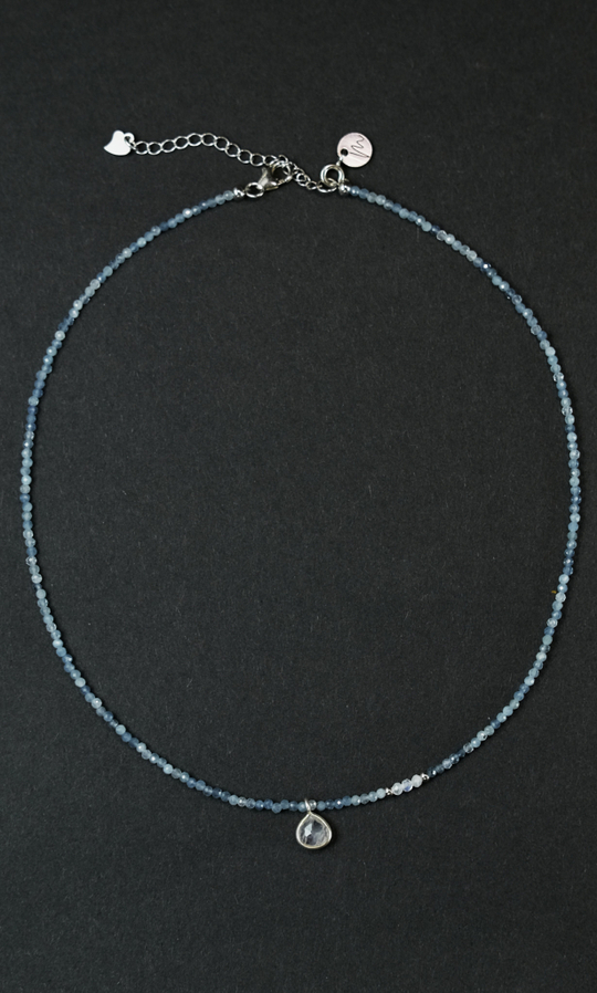 Чокер "Memo Hint" из аквамарина и лунного камня, с подвесом из лунного камня 35 см