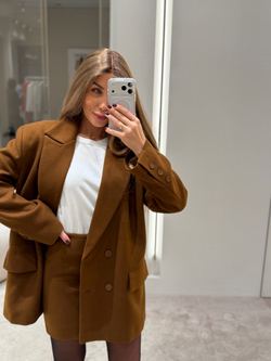 Пальто-пиджак с юбкой в карамельном цвете