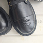 Женские ботинки Chanel в черном цвете с логотипом