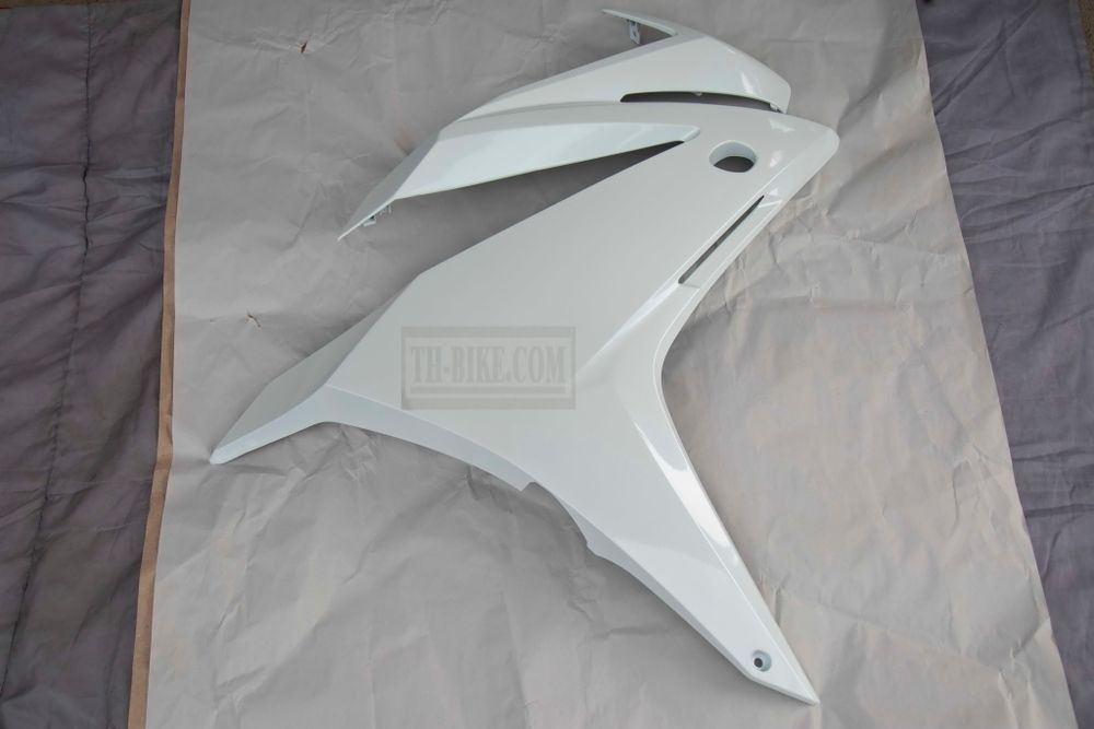 64330-MJW-J00ZJ. COWL, R. MIDDLE, *NHA96P*PEARL METALLOID WHITE, no stickers. Honda CBR500R/RA 2016-2018. Plastic CBR500