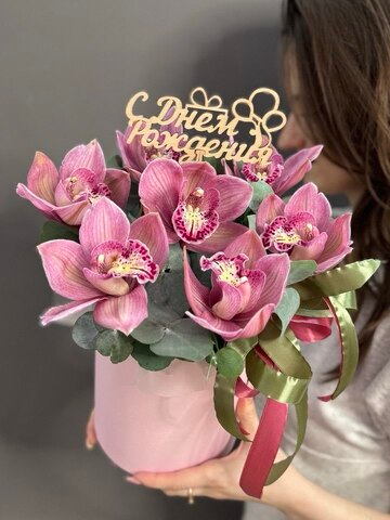 Шляпная коробка с 7 розовыми орхидеями