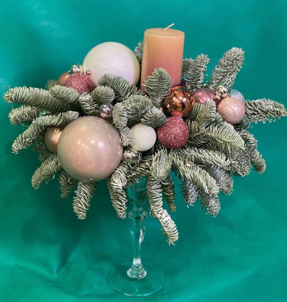 Новогодняя композиция на стеклянной подножке