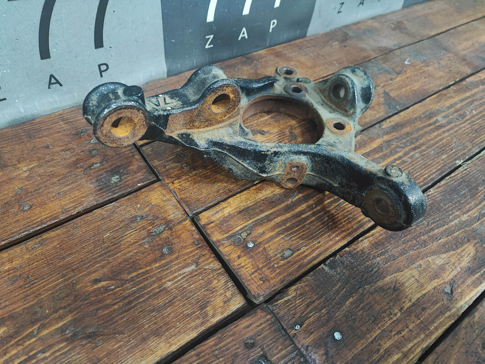 Кулак поворотный левый Toyota Camry (XV70) 17-нв Б/У Оригинал 4321233120