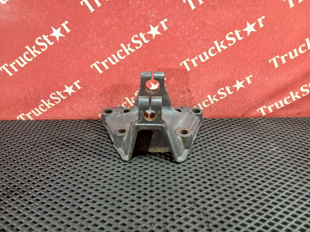 Кронштейн передней рессоры правый