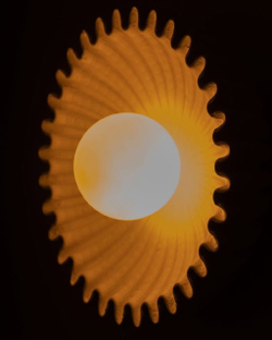 Керамические бра круглой формы в насыщенном тёмно-изумрудном и тёплом жёлтом цветах.