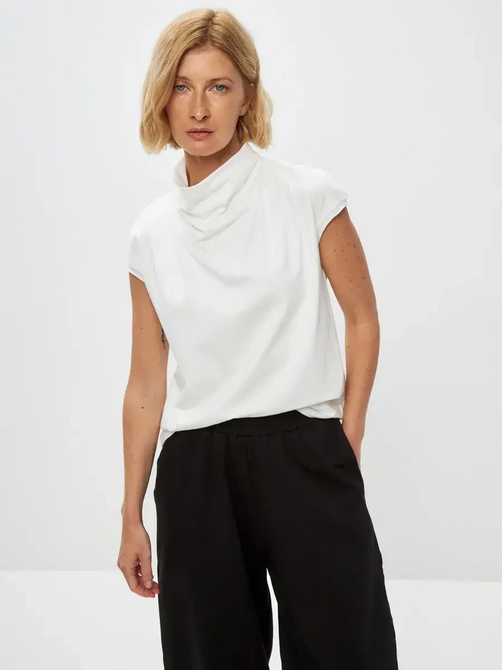 Футболка дизайнерская с цельнокроеным воротником