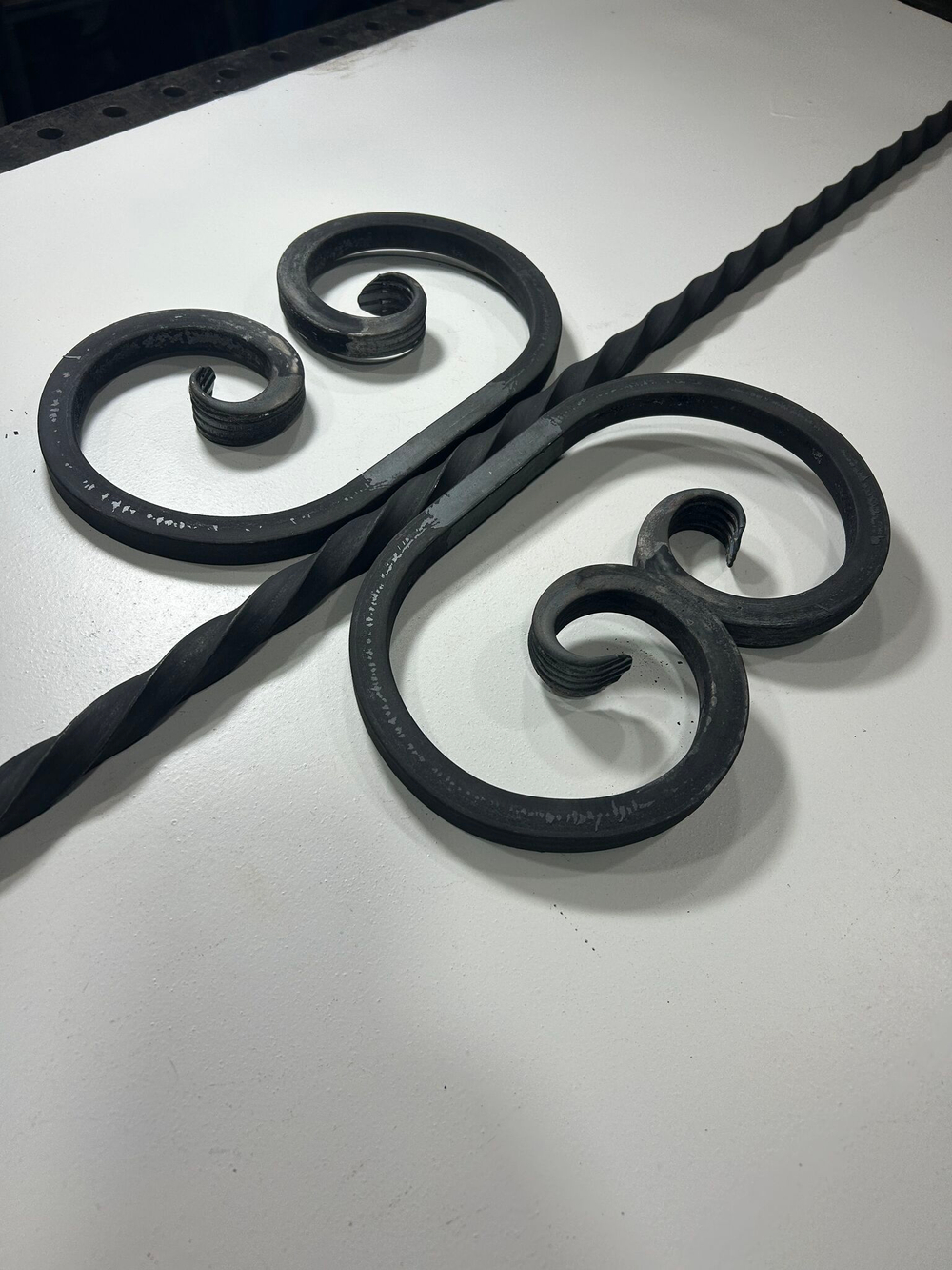 Кованый элемент вензель 160х270мм квадрат полнотелый 16х16мм