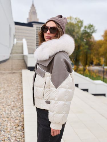 Комбинированный молочный пуховик с мехом