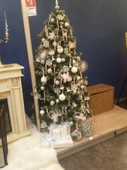 Елка Императрица заснеженная с шишками 230 см., мягкая хвоя, Triumph Tree (73542)