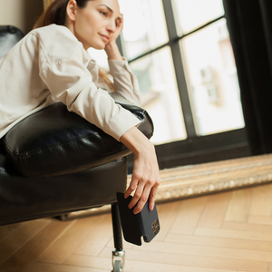 Чехол-книжка кожаная для iPhone 16 Pro Max, теленок синего цвета