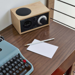 Tivoli Model One+ Дуб/Черный [Oak/Black] — радиоприемник с часами