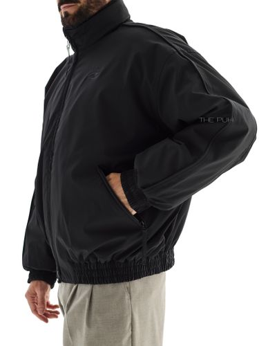 Утепленный черный бомбер на молнии