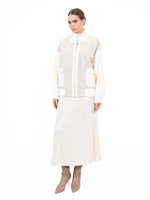 Женская белая куртка-бомбер из овчины с накладными карманами