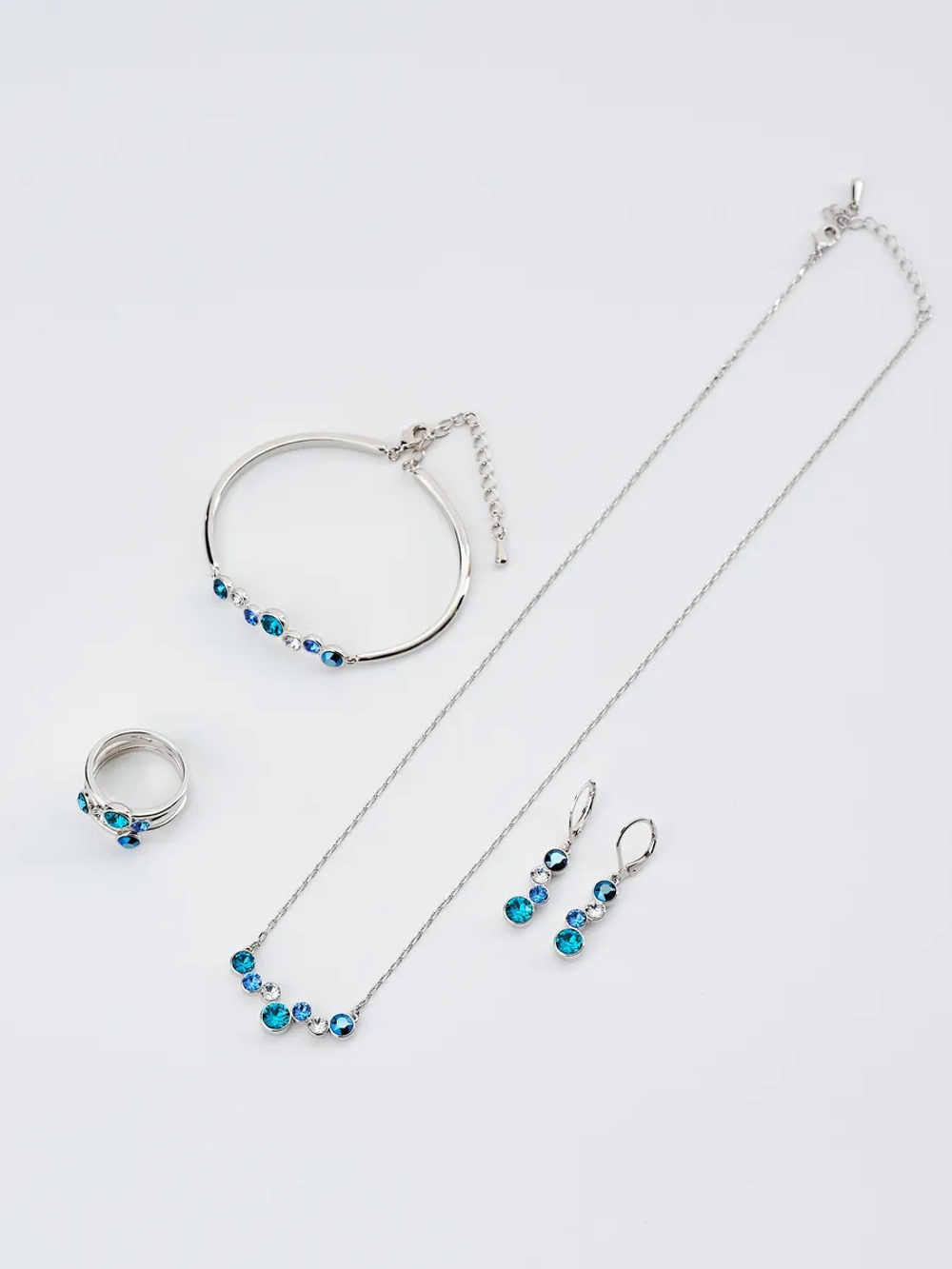 Жесткий браслет Эльза с синими камнями Swarovski