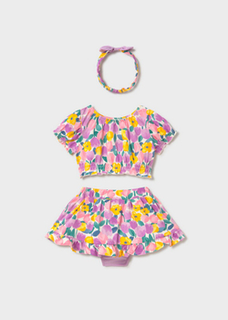 топ с юбкой и повязкой на голову