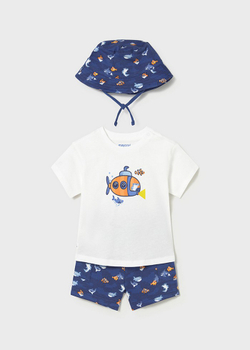 футболка с шортами и панамкой