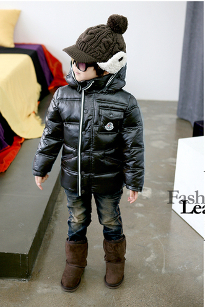 Куртка детская однотонная на молнии с аппликацией на кармане