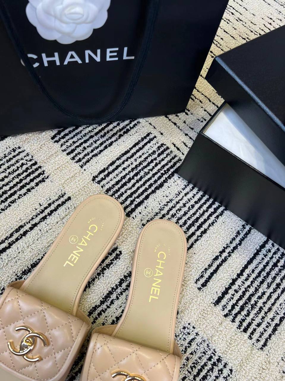 Женские шлепанцы Chanel бежевого цвета мягкие