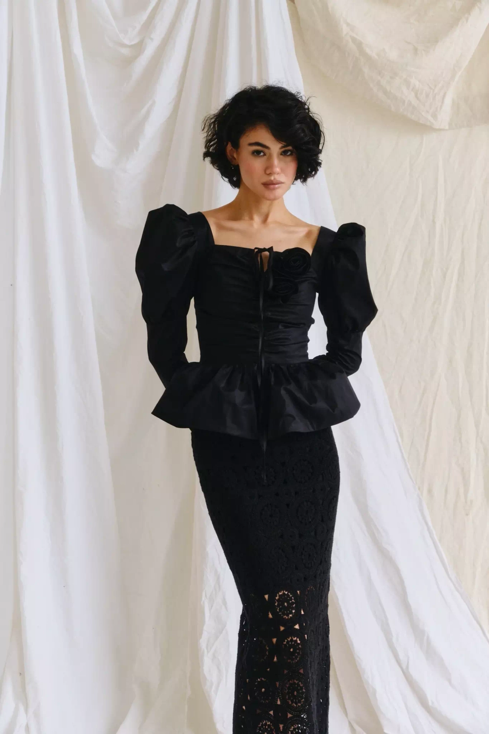 Топ с вырезом "каре" и баской