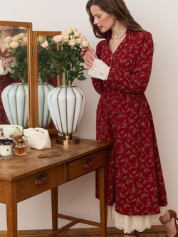 Платье с воротником стойкой