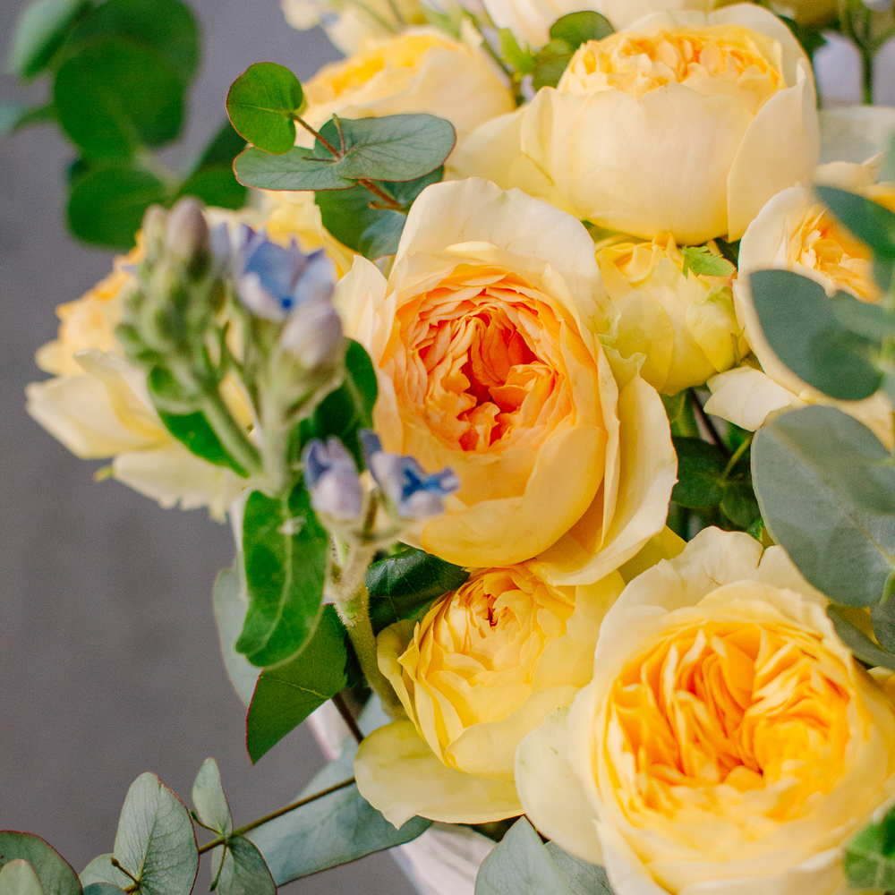 146. Солнечный букет из пионовидных роз и оксипеталума