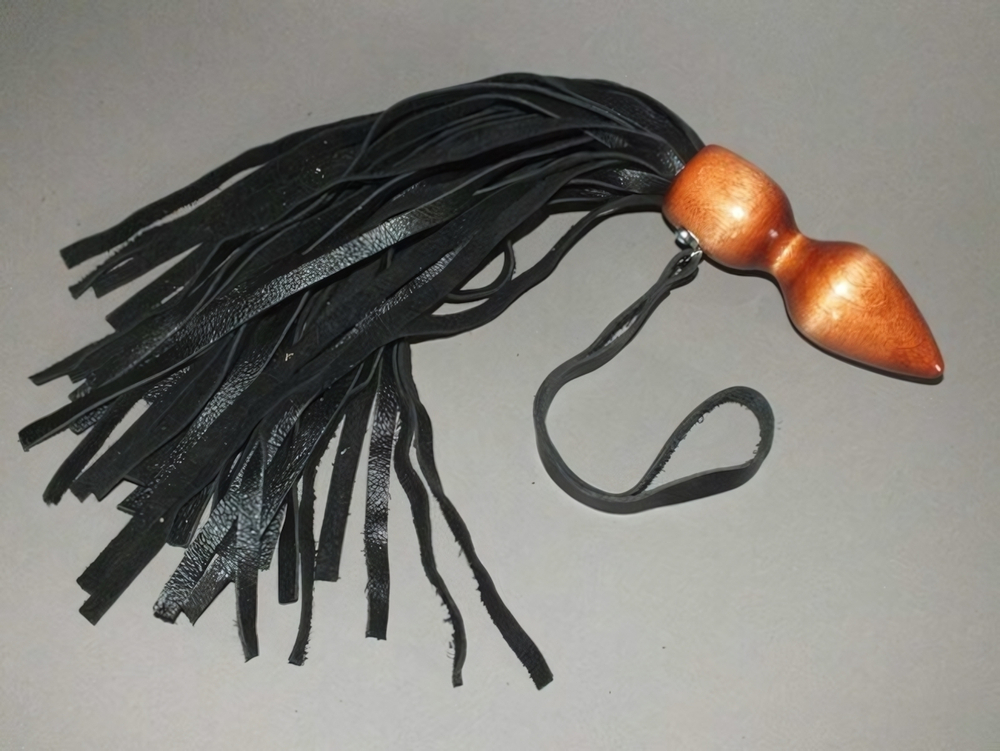 Флогер с деревянной ручкой "малый конус" ручной работы (Цвет: черный с коричневым)