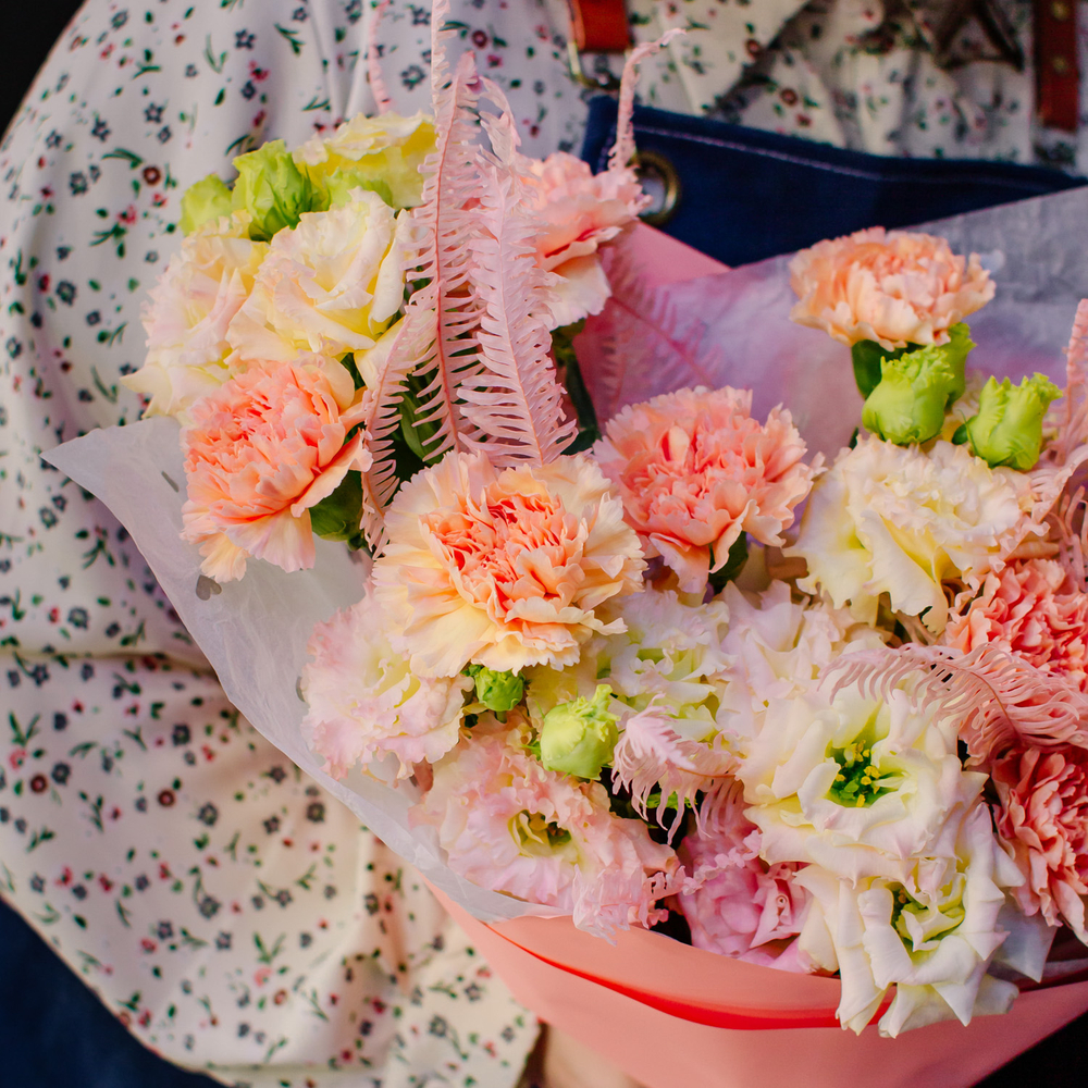 13. Романтичный персиковый букет с эустомой