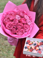 Букет из пионовидных роз «Purpur» 15 шт и клубника в шоколаде