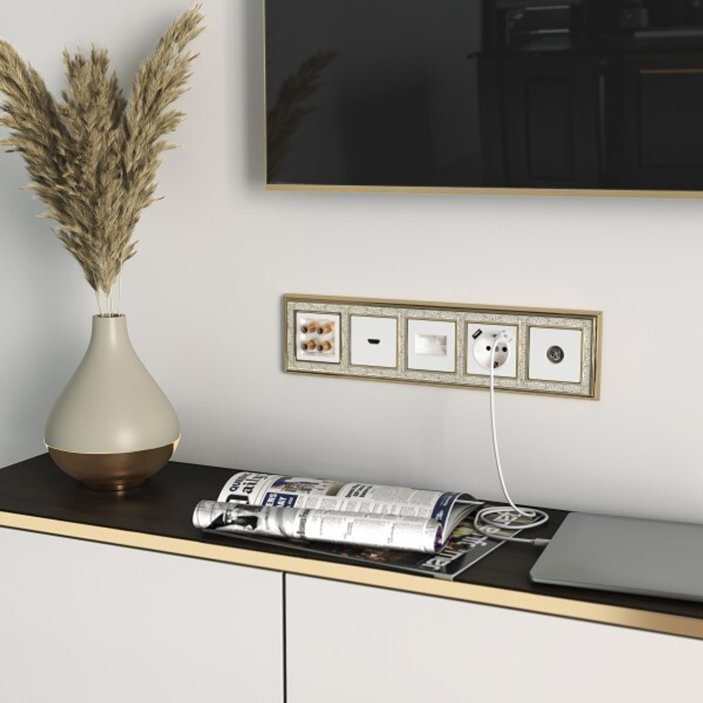 ТВ-розетка проходная (белая)