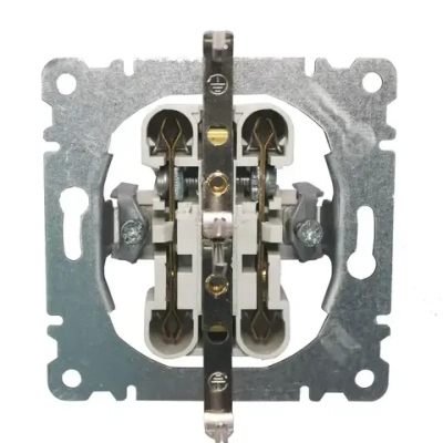 Розетка Makel Lilium двойная белая c заземлением 70082