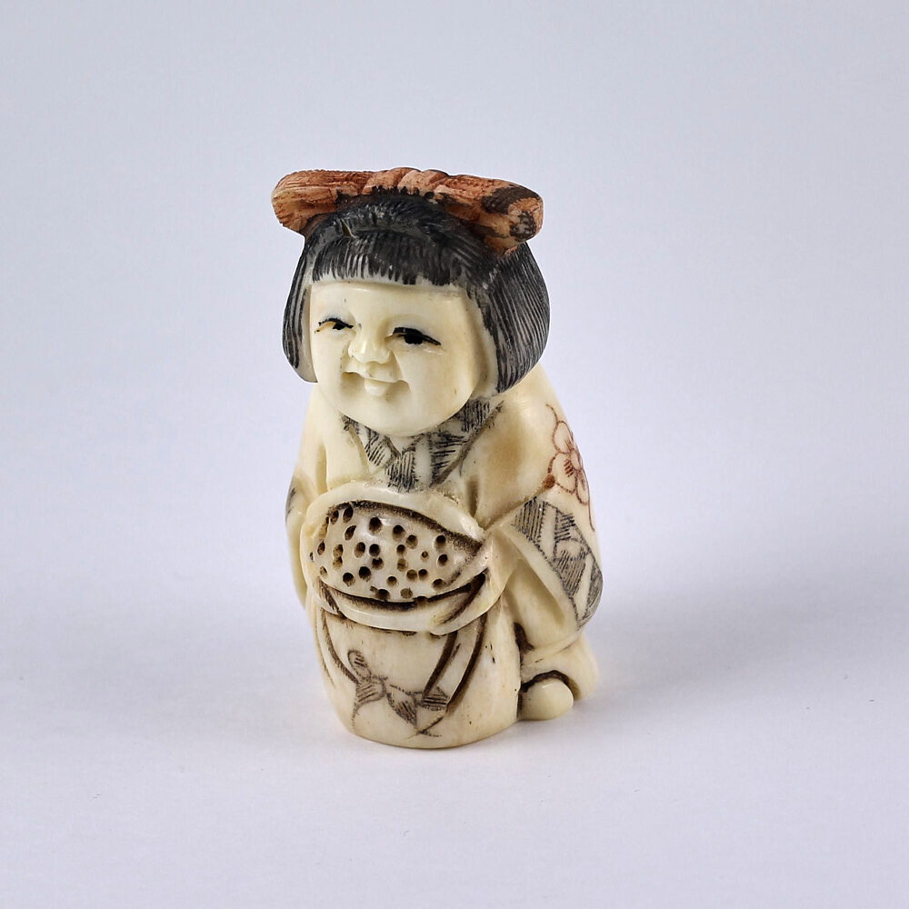 Нэцкэ Гейша с мешком риса