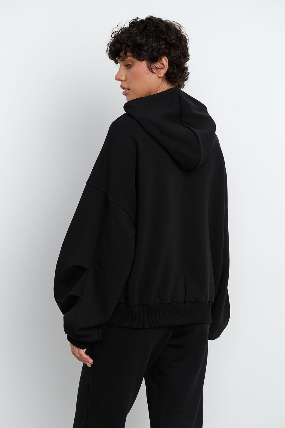 Худи на молнии с защипами на рукавах черного цвета