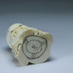 Нэцкэ Шоусин в шапочке