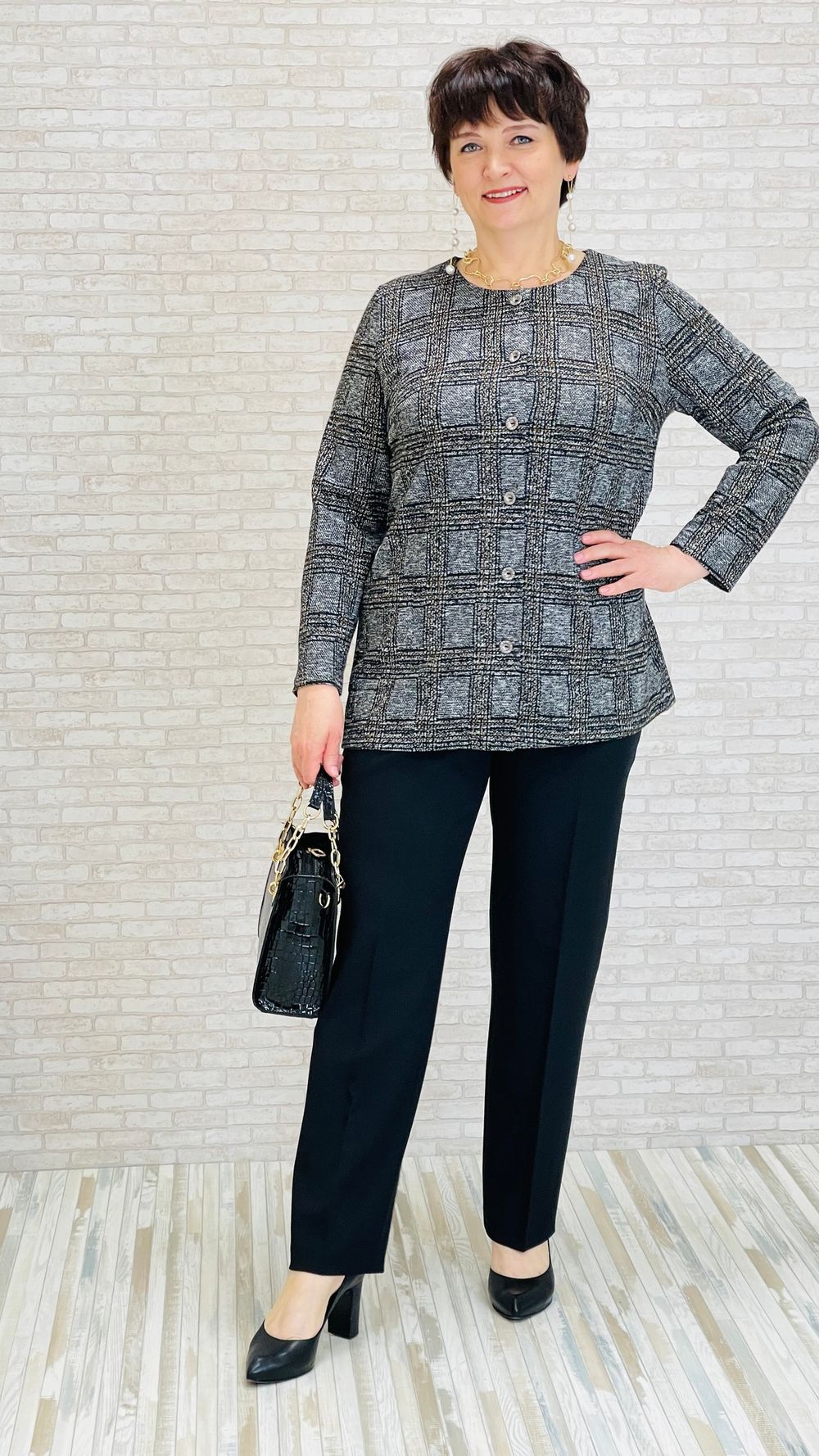 Элегантный жакет в клетку длиной до середины бедра