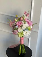 Свадебный букет из георгин, розовых диантусов, незабудок и других цветов