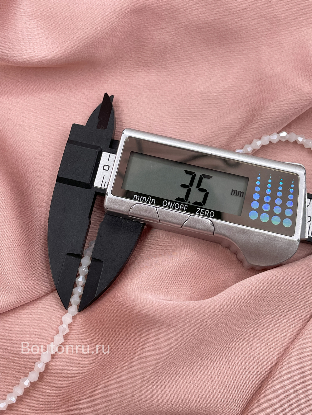 Бусины стеклянные биконусы на нити белые