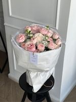 Букет из хризантемы, кустовых пионовидных роз, диантусов и оксипеталума