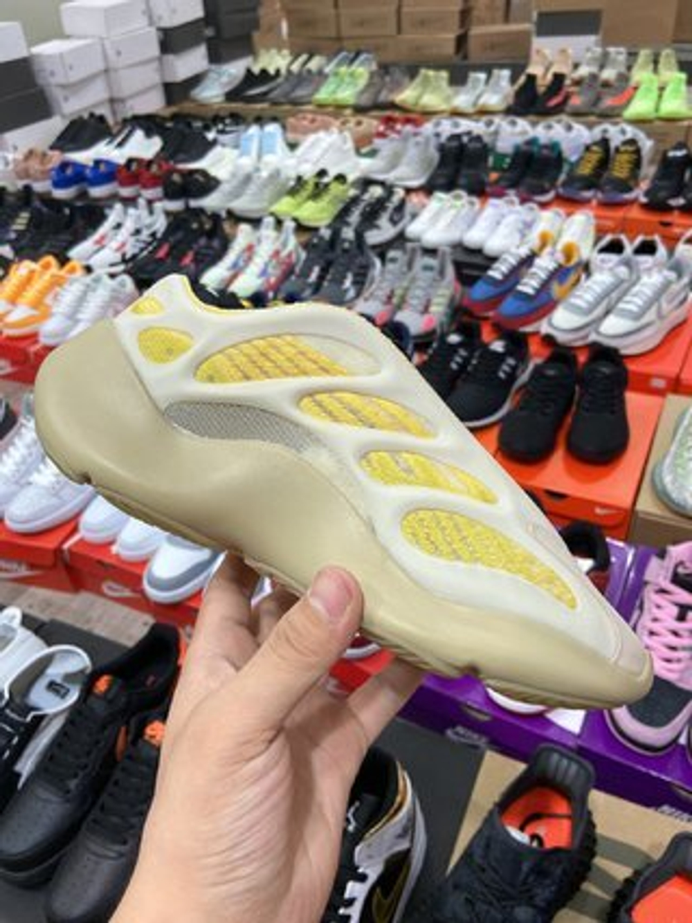 Yeezy 700 shop 2025