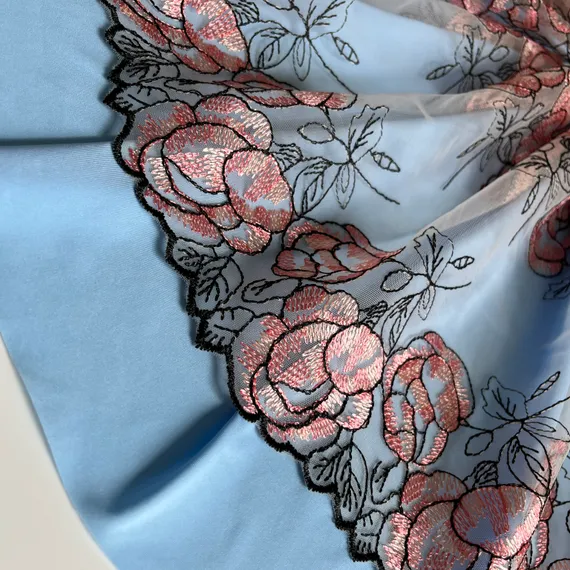 Вышивка на сетке телесная/розы 26 см