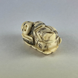 Статуэтка нэцкэ Ребенок карако на огромном листе