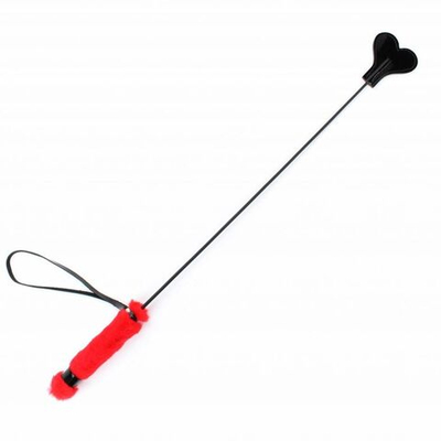 Черный лаковый стек с красной меховой ручкой - 61 см. (Цвет: черный с красным)