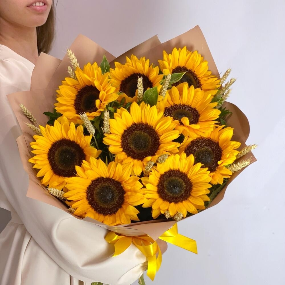 Букет из 9 подсолнухов «Sunlight Embrace»