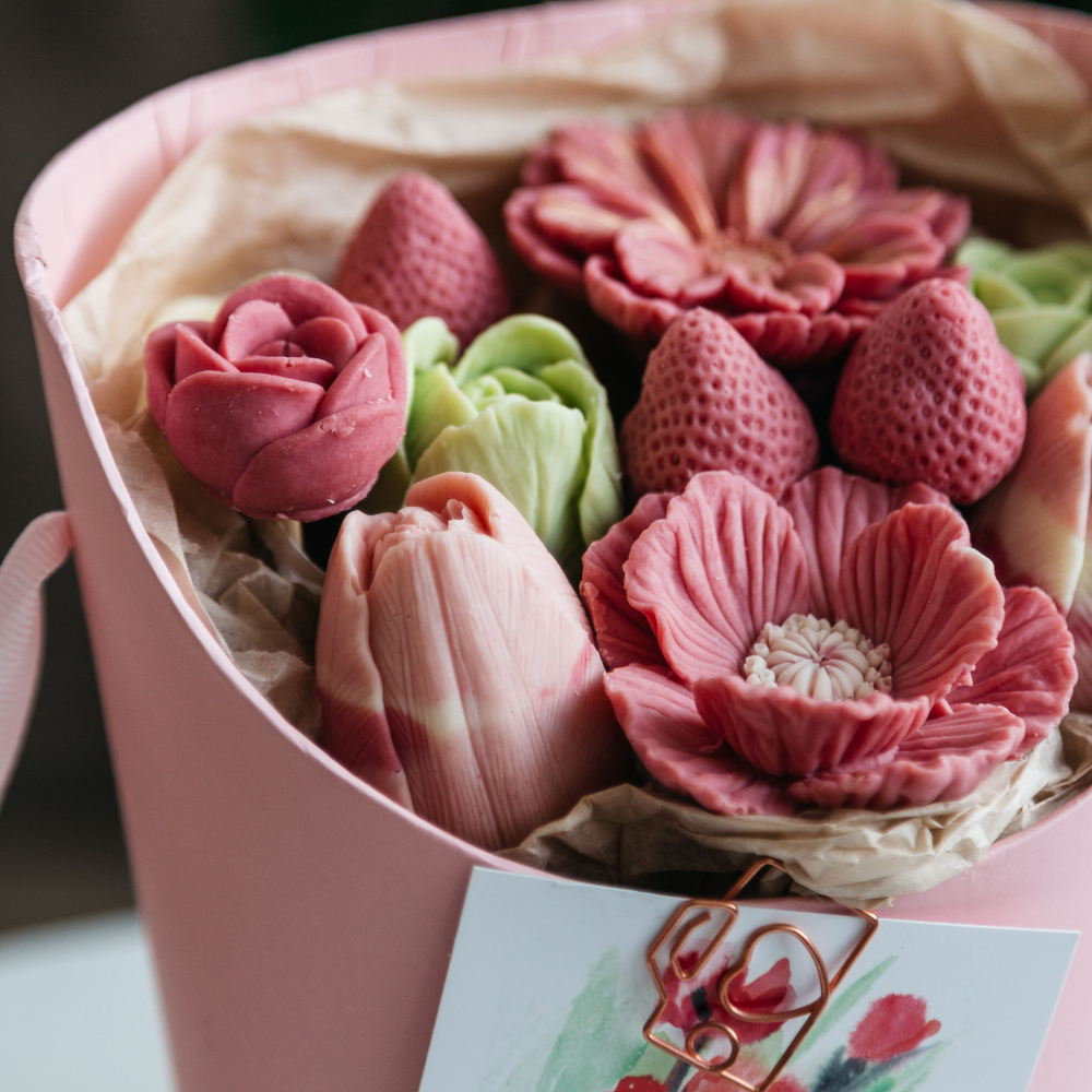 Шоколадный букет в коробке "Вкус Любви" из роз, тюльпанов, клубники, подарок любимой, на 8 марта, на День Рождения.