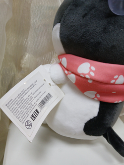 Собака белая с чёрными пятнами с платком, 24 см