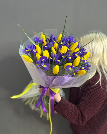 Букет с желтыми тюльпанами и ирисами