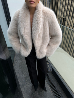 Шуба из эко-меха укороченная кремовая