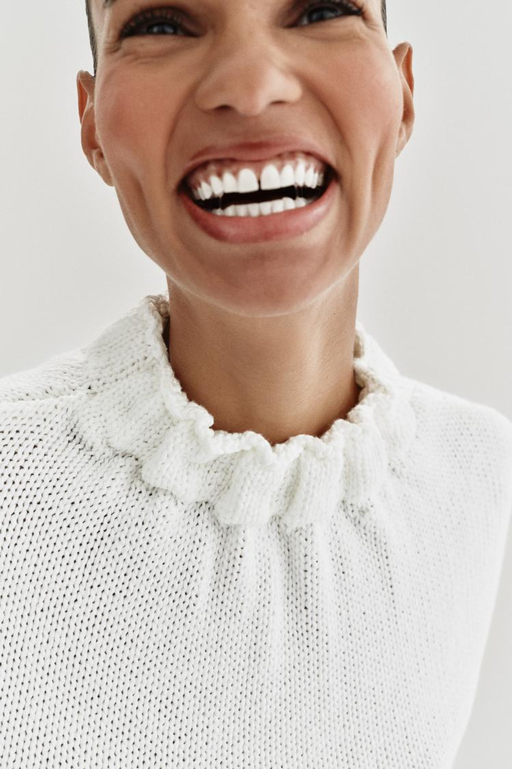 ZARA ТРИКОТАЖНЫЙ ТОП С ВОРОТНИКОМ СО СБОРКАМИ, БЕЛЫЙ