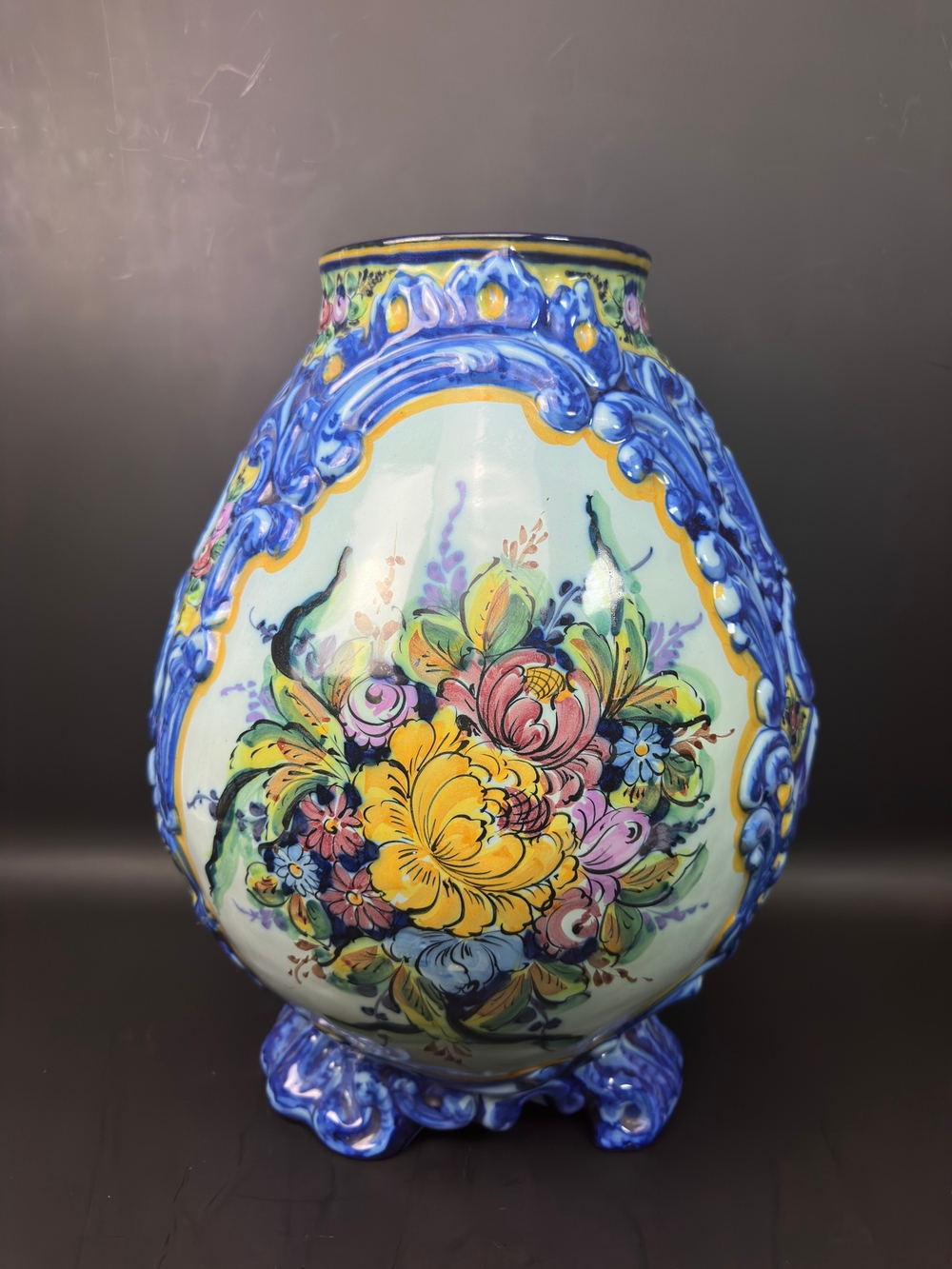 Декоративная ваза с изображением цветов